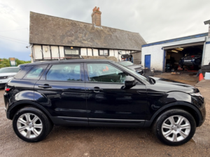 2019 Land Rover Range Rover Evoque Td4 Se Tech in Black — image 2