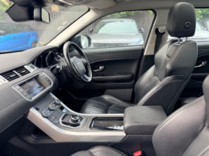 2019 Land Rover Range Rover Evoque Td4 Se Tech in Black — image 3