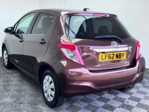 2012 Toyota Yaris 1.33 Dual Vvt-I Tr Multidrive S Euro 5 5dr in Brown — image 4