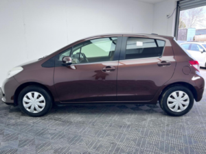 2012 Toyota Yaris 1.33 Dual Vvt-I Tr Multidrive S Euro 5 5dr in Brown — image 5