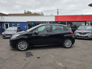 2018 Peugeot 208 1.2 Puretech Signature in Black — image 2