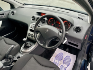 2014 Peugeot 308 Sw 1.6 Hdi Access in Blue — image 5