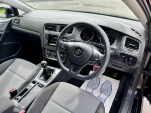2014 Volkswagen Golf 1.6 Tdi Bluemotion Tech S in Black — image 5