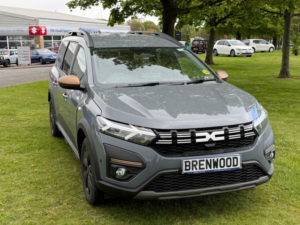2024 Dacia Jogger 1.6 Hybrid Extreme MPV 5dr Petrol Hybrid Auto Euro 6 (s/s) (140 Ps) in Grey — image 2