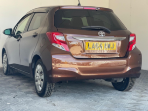 2014 Toyota Yaris 1.33 Dual Vvt-I Icon Multidrive S Euro 6 5dr in Brown — image 4