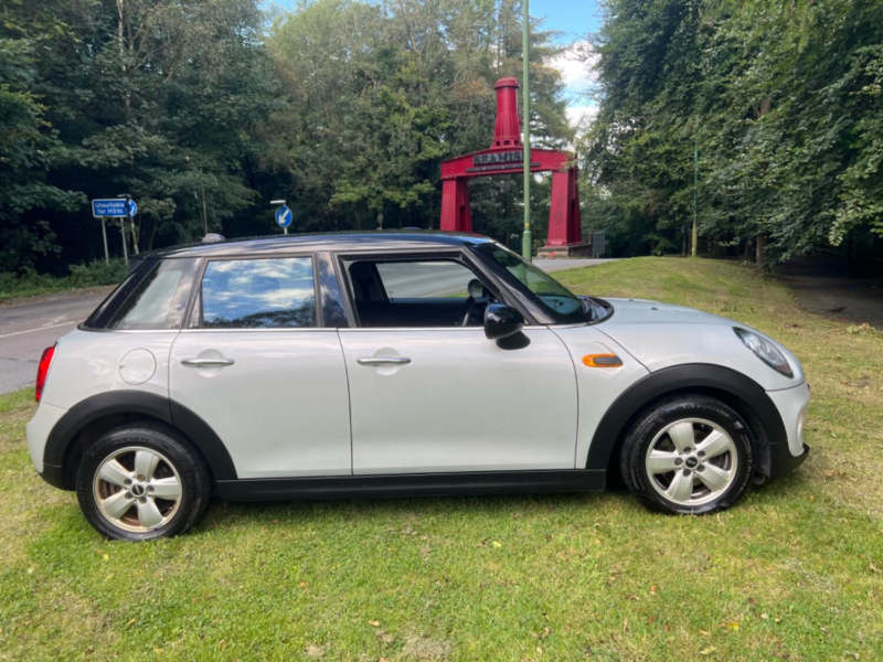 2017 MINI Hatch 1.5 5-Door Hatch Cooper D in Silver — image 1