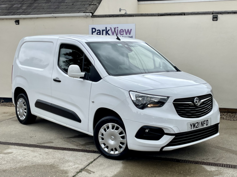 2021 Vauxhall Combo 1.5 Turbo D 2000 Sportive in White — image 1
