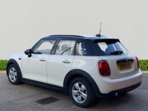 2018 MINI Hatch 1.5 Cooper Hatchback 5dr Petrol Steptronic Euro 6 (s/s) (136 Ps) in White — image 5
