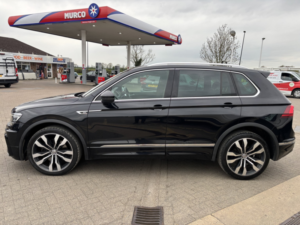 2017 Volkswagen Tiguan 2.0 Tdi Bluemotion Tech R-Line in Black — image 4