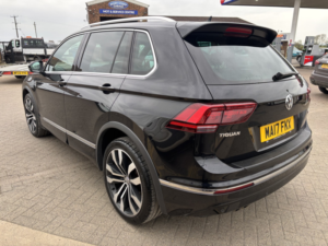 2017 Volkswagen Tiguan 2.0 Tdi Bluemotion Tech R-Line in Black — image 5