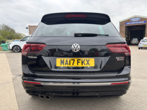 2017 Volkswagen Tiguan 2.0 Tdi Bluemotion Tech R-Line in Black — image 6