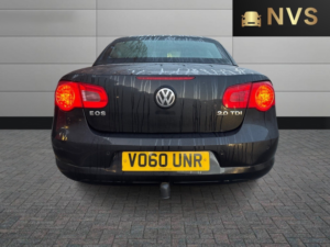 2010 Volkswagen Eos 2.0 Tdi Cr Se in Black — image 6
