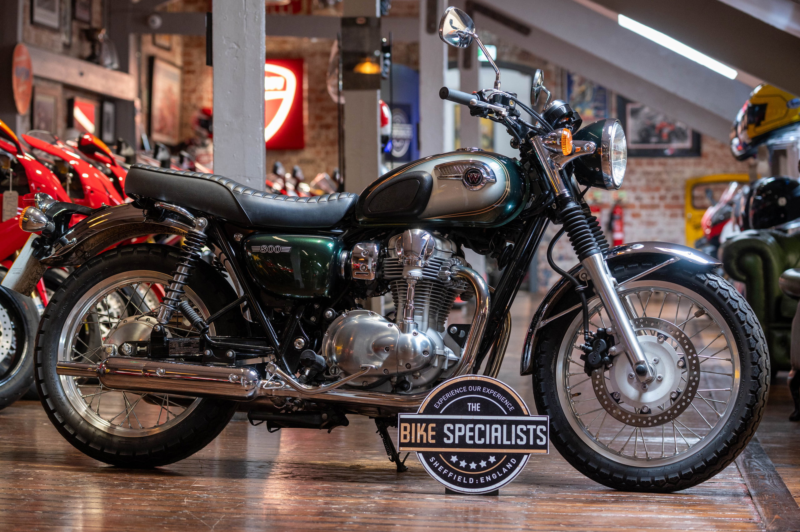 2011 Kawasaki W800 *just 1,265 Miles From New - 1 Former Keeper* in Green — image 1