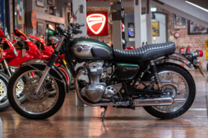 2011 Kawasaki W800 *just 1,265 Miles From New - 1 Former Keeper* in Green — image 3