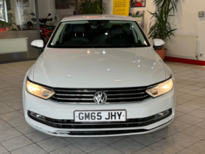 2015 Volkswagen Passat 2.0 Tdi Bluemotion Tech Gt in White — image 2