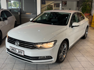 2015 Volkswagen Passat 2.0 Tdi Bluemotion Tech Gt in White — image 3