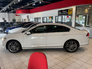 2015 Volkswagen Passat 2.0 Tdi Bluemotion Tech Gt in White — image 4
