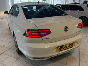 2015 Volkswagen Passat 2.0 Tdi Bluemotion Tech Gt in White — image 5