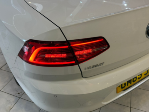 2015 Volkswagen Passat 2.0 Tdi Bluemotion Tech Gt in White — image 6