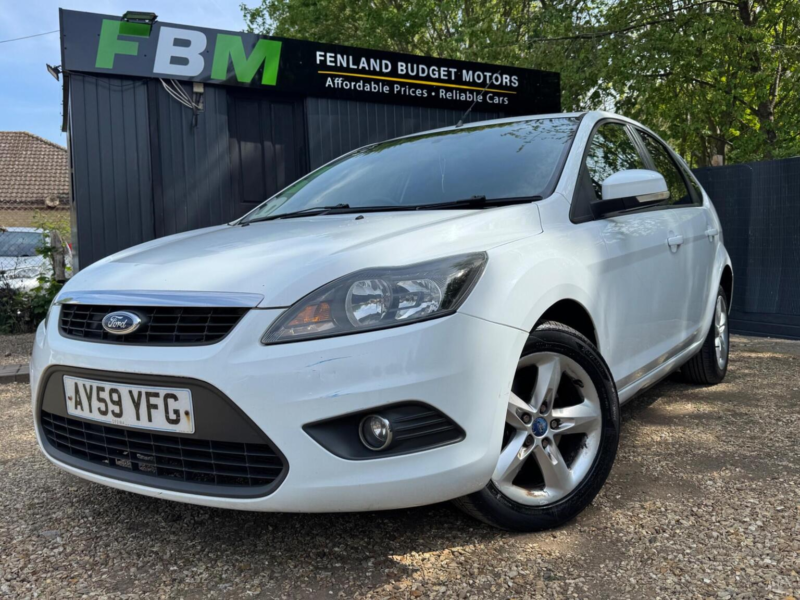 2009 Ford Focus 1.6 Zetec 5dr in White — image 1
