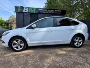 2009 Ford Focus 1.6 Zetec 5dr in White — image 3