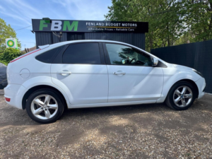 2009 Ford Focus 1.6 Zetec 5dr in White — image 4