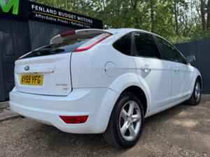 2009 Ford Focus 1.6 Zetec 5dr in White — image 5