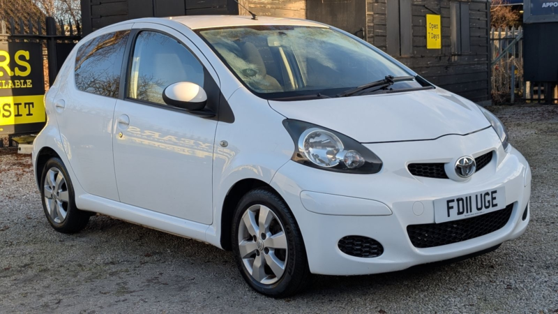 2011 Toyota Aygo 1.0 Vvt-I Go Hatchback 5dr Petrol Manual Euro 5 (67 Ps) in White — image 1