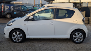 2011 Toyota Aygo 1.0 Vvt-I Go Hatchback 5dr Petrol Manual Euro 5 (67 Ps) in White — image 4