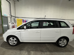 2013 Vauxhall Zafira 1.6 16v Exclusiv in White — image 5