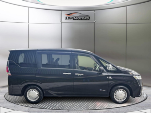 2017 Nissan Serena Hybrid MPV 8 Seats Automatic in Black — image 5
