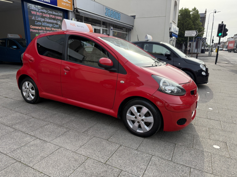 2011 Toyota Aygo 1.0 Vvt-I Go in Red — image 1