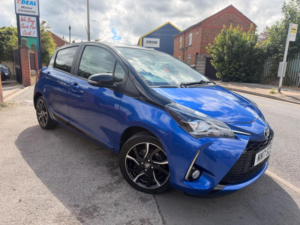 2017 Toyota Yaris 1.5 Vvt-I Blue Bi-Tone Euro 6 5dr in Blue — image 2