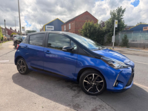 2017 Toyota Yaris 1.5 Vvt-I Blue Bi-Tone Euro 6 5dr in Blue — image 3