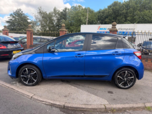 2017 Toyota Yaris 1.5 Vvt-I Blue Bi-Tone Euro 6 5dr in Blue — image 5