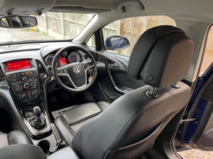 2014 Vauxhall Astra 1.6 16v Elite Euro 5 5dr in Blue — image 5