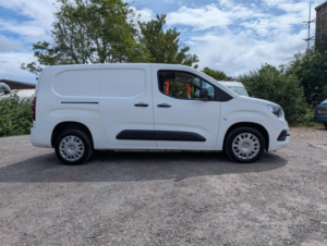 2020 Vauxhall Combo 1.5 Turbo D 2300 Sportive L2 H1 Euro 6 (s/s) 4dr in White — image 2