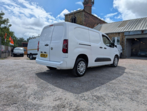 2020 Vauxhall Combo 1.5 Turbo D 2300 Sportive L2 H1 Euro 6 (s/s) 4dr in White — image 3
