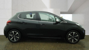 2017 Peugeot 208 1.2 Puretech Allure Premium Euro 6 5dr in Black — image 5