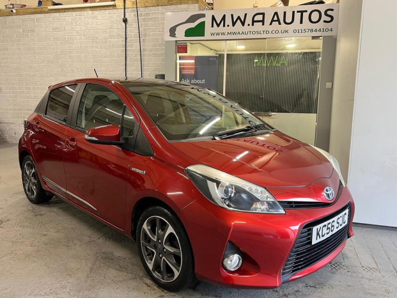 2014 Toyota Yaris 1.5 Vvt-H Trend Hatchback 5dr Petrol Hybrid CVT Euro 5 (101 Ps) in Red — image 1