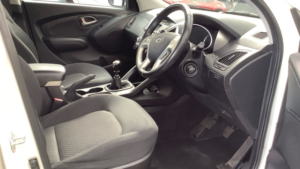 2013 Hyundai Ix35 1.7 Crdi Style Diesel White 5dr 10 Stamps in White — image 5
