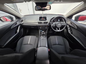 2017 Mazda Mazda3 1.5 Skyactiv-D Se-L Nav in Red — image 2