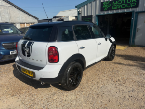 2015 MINI Countryman 2.0 Cooper D SUV 5dr Diesel Auto Euro 5 (112 Ps) in White — image 4