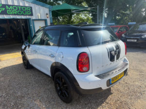2015 MINI Countryman 2.0 Cooper D SUV 5dr Diesel Auto Euro 5 (112 Ps) in White — image 5