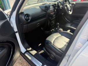 2015 MINI Countryman 2.0 Cooper D SUV 5dr Diesel Auto Euro 5 (112 Ps) in White — image 6