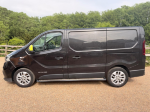 2017 Renault Trafic 1.6 Dci Energy 27 Sport Nav Swb Standard Roof Euro 6 (s/s) 5dr in Black — image 5