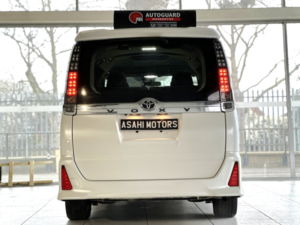 2014 Toyota Voxy 2.0 Automatic 7str (s/s) Petrol in White — image 4