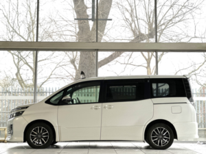 2014 Toyota Voxy 2.0 Automatic 7str (s/s) Petrol in White — image 5