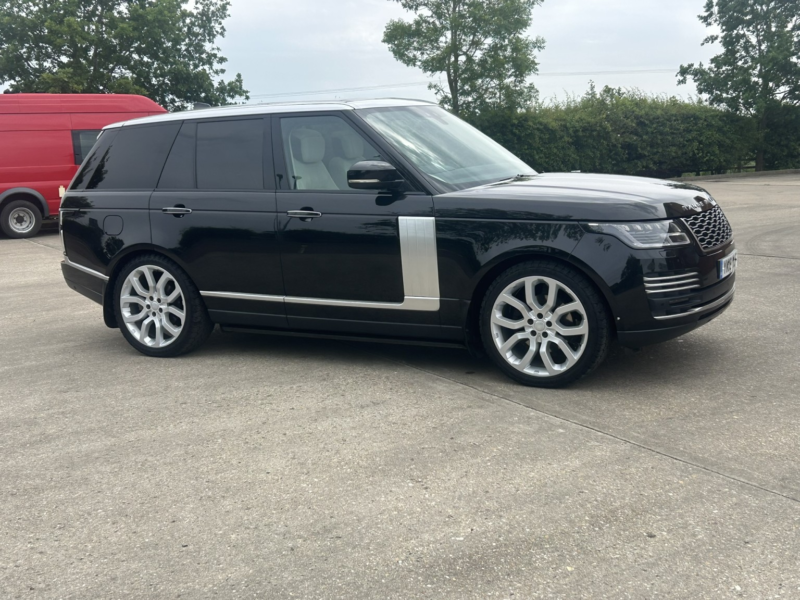 2019 Land Rover Range Rover 3.0 Sd V6 Autobiography in Black — image 1