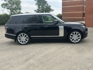 2019 Land Rover Range Rover 3.0 Sd V6 Autobiography in Black — image 2